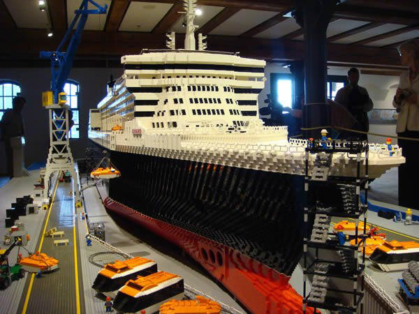 Океанский лайнер Queen Mary 2, созданный из кубиков LEGO