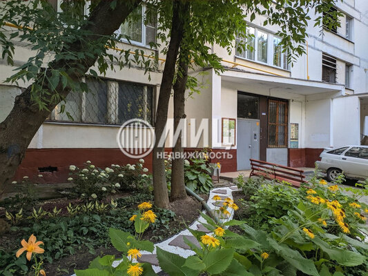 Тот самый мой любимый дом и подЪезд. Нашла на сайте по продаже недвижимости.