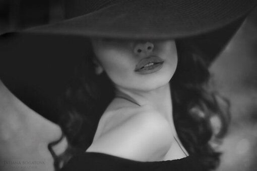 Если бы она могла показывать то,что чувствует последовательно. А не сносить своим ураганом города, засасывая в воронку мужские души.