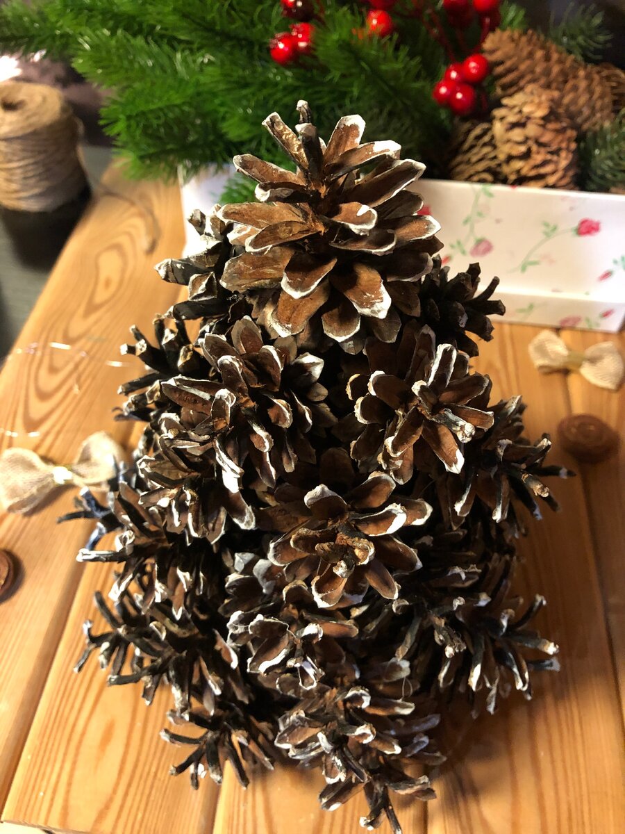 Новогодняя елочка из шишек