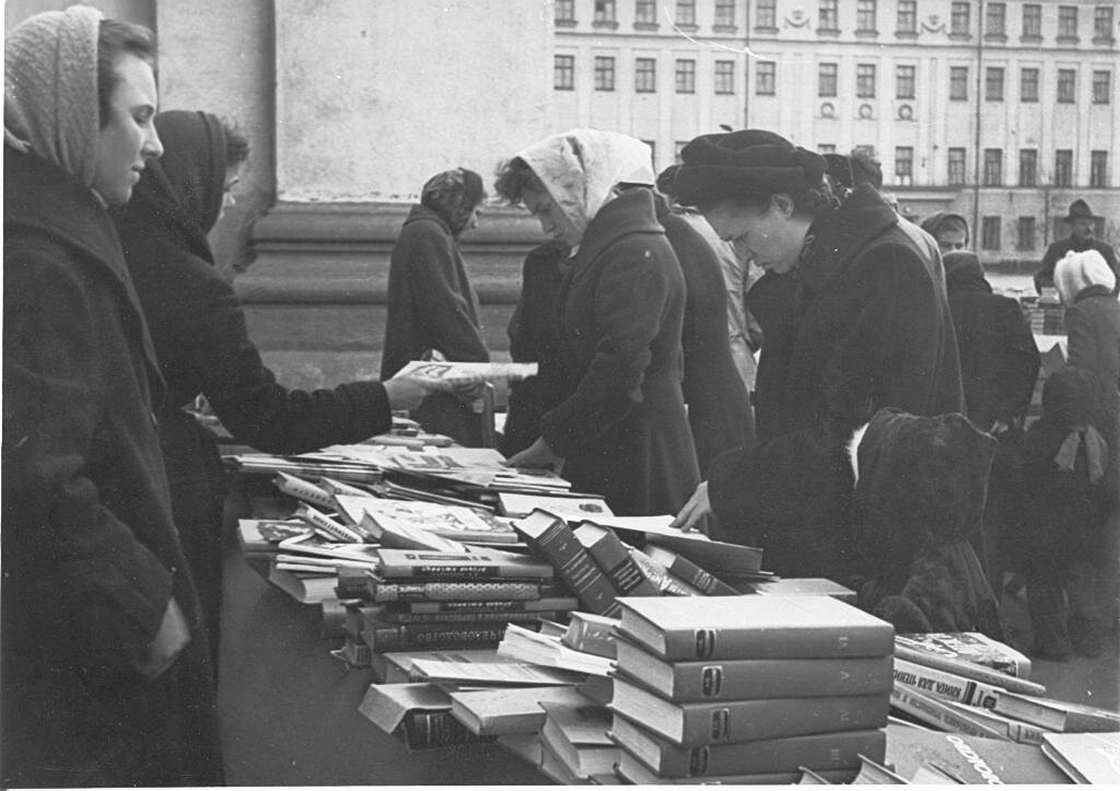 Самая читающая регистрация. Киров 1960 годы. Советская культура 1960. СССР самая читающая Страна. Литература в 1990-е годы