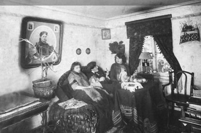 Семейство Цветаевых. На стене висит портрет Марии Бернацкой - той самой "юной польки". Фото из открытых источников.