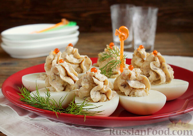 филе солёной сельди, яйца, масло сливочное, сыр плавленый, горчица