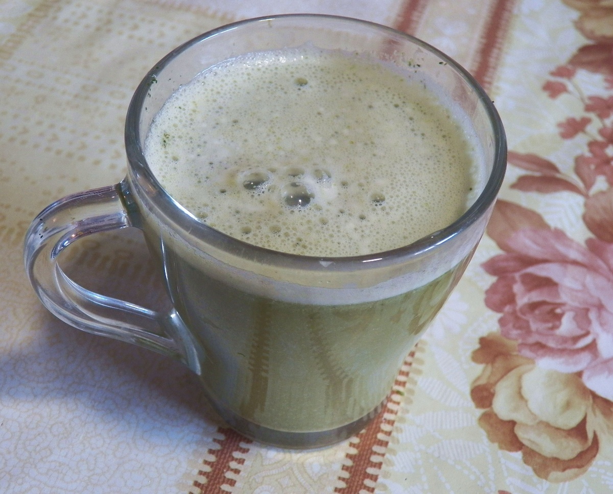 Зелёный шпинатово-лимонный коктейль, открывающий здоровью дверь