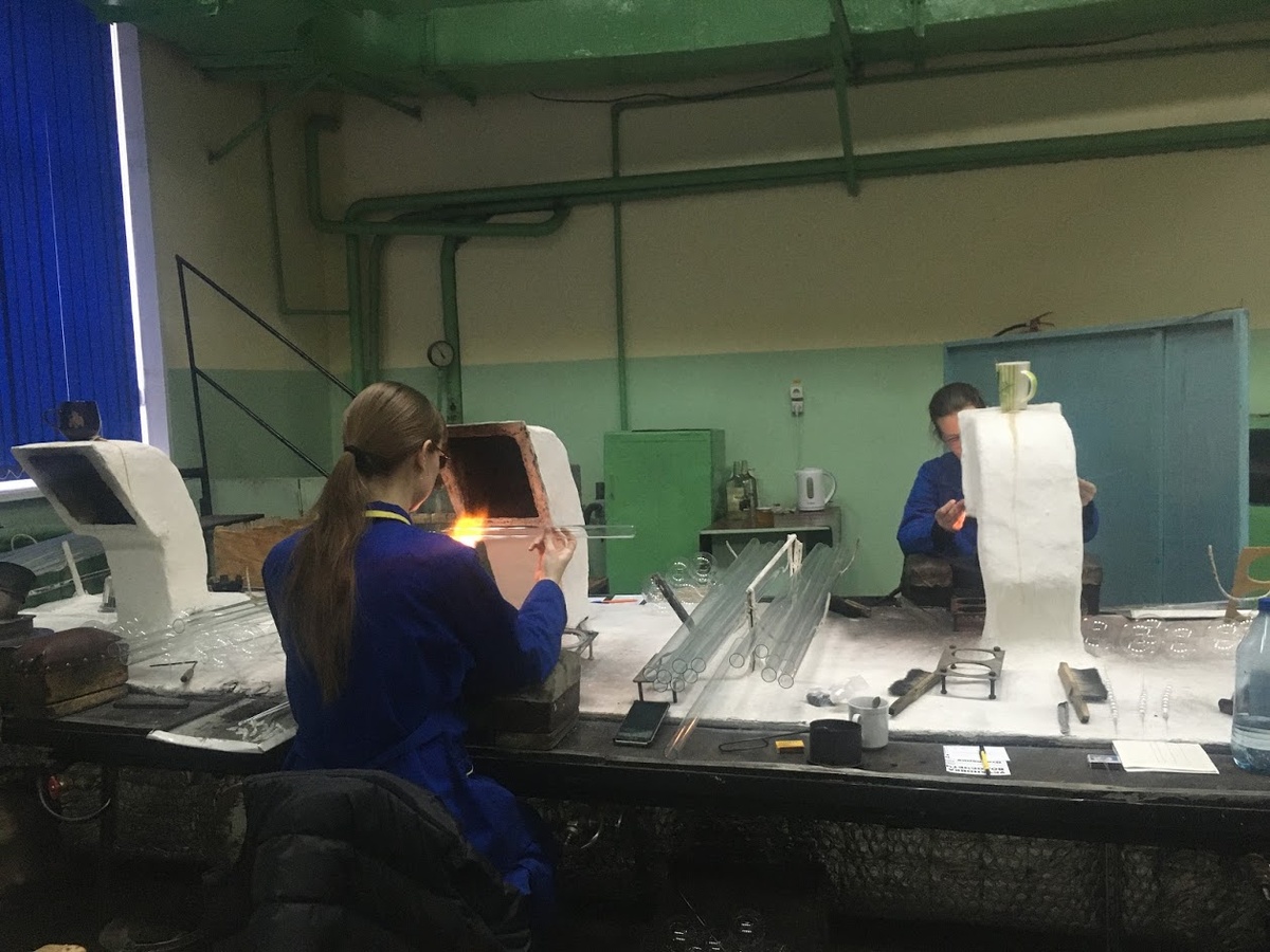 Вытяжки необходимы для отвода жара - керосиновая горелка разогревает стекло до 900 градусов.