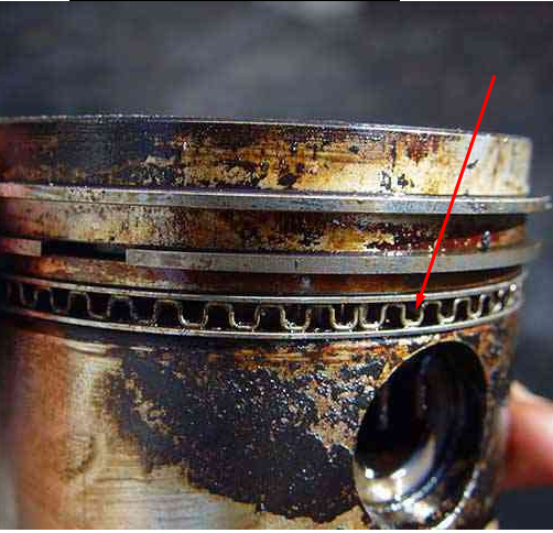 Дренажные отверстия маслосъёмных колец.