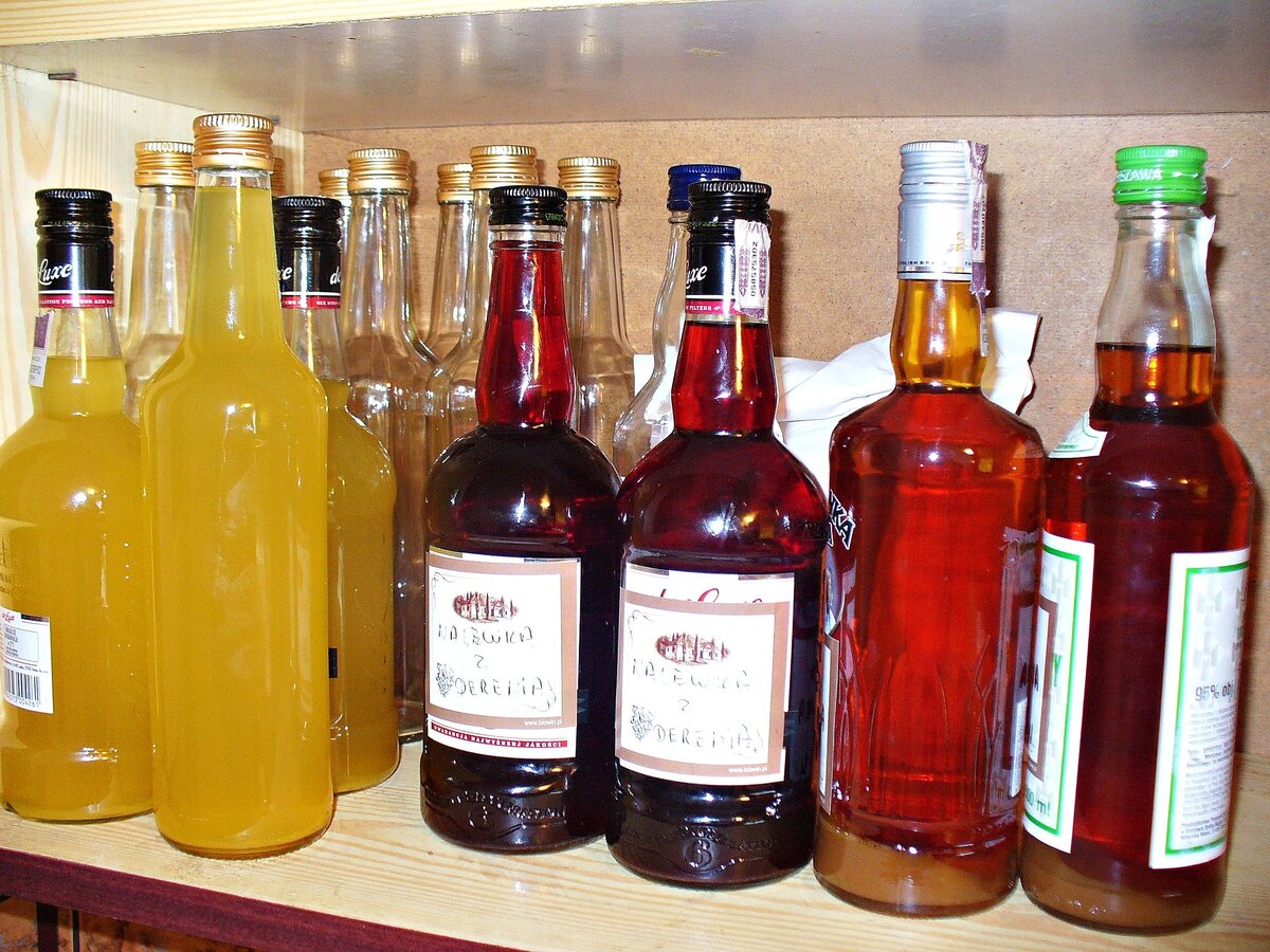 Настойка - спиртовая вытяжка из растений. Важно не увлекаться ее употреблением, это не что иное, как лекарство. (фото взято с pixabay)