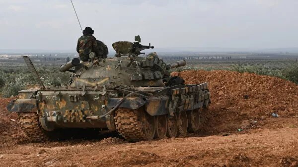 Российские журналисты в сопровождении военных впервые посетили бывшую столицу террористической организации ИГ* — Ракку, столицу одноименной провинции.На центральной площади — большая надпись I love Rakka, но от города почти ничего не осталось. Весной 2013 года он был захвачен террористами ИГ*. Спасаясь от них, в другие сирийские провинции и за границу из города бежали не менее 250 тысяч человек, в 2014 году Ракка была провозглашена столицей "Исламского государства"*. Осенью 2017 года началась операция возглавляемой США международной коалиции по освобождению Ракки, в ее ходе жилой фонд города был разрушен на 80%.Вчера, 22:40Сирийская армия вошла в стратегически важный город ДжарджаназВ Ракке до войны выращивали треть всей сирийской пшеницы. Сейчас крупнейший элеватор в городе — в руинах, разрушены предприятия по производству сахара и бетона и по переработке злаков. Оставшиеся здесь жители испытывают сложности с работой и пропитанием. Вдоль главной дороги Ракки открыты первые магазины, но покупателей почти нет: люди лишь там, где продают хлеб, дешевую еду вроде шаурмы и поношенную одежду."Мы устали жить на этой свалке, в которую превратился наш город. У меня много детей — все они хотят жить в мире", — возмущается местная жительница Аиша.При этом жить в Ракке до сих пор опасно, здесь скрываются боевики, многие места заминированы — на них и сейчас подрываются в основном местные жители. Только за последний год здесь, по официальным данным, погибли 119 человек.