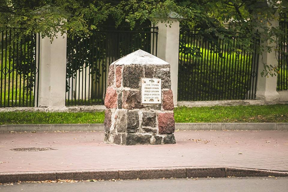 При строительстве крепости, к сожалению, старый город был уже уничтожен (а новый ещё не построен), поэтому разграничивать столбами, по сути, было пока нечего. Есть предположение, что столб был артиллерийским ориентиром. Для чего?
Чтобы затруднить нападение на крепость, пространство перед ней оставляли открытым и, скажем так, очень просматриваемым. Деревья вырубали, строить дома там было запрещено. Пробраться в эту зону, остаться незамеченным и уж тем более укрыться от обстрела было невозможно — орудия вкатывались на крепостной вал и уже были пристреляны к территории.