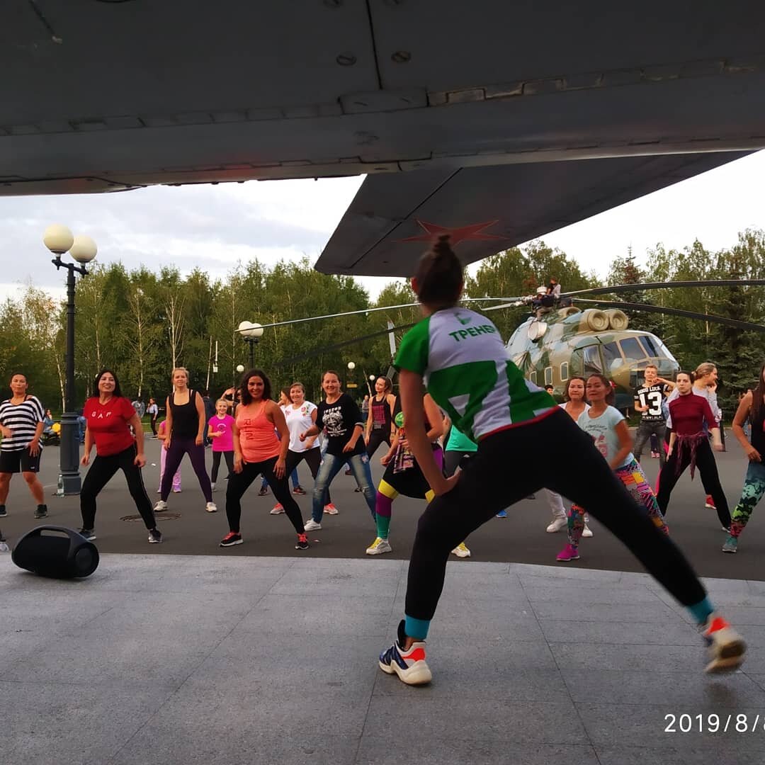 Меня интересуют активные  тренировки, я хожу на Зумбу. В сезоне 2019 было три площадки и три тренера: Горкинско-Ометьевский лес с Ириной Гутник
Набережная озера Кабан с Гульнарой Сафиной
Парк Победы с Настасьей Мэлл.