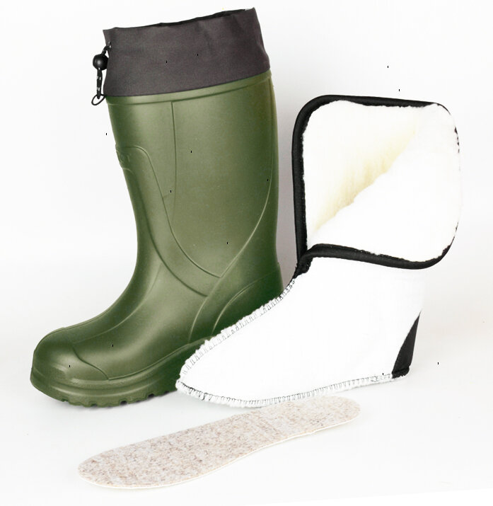 Теплые резиновые сапоги сохранят ноги рыбака в тепле и сухости.