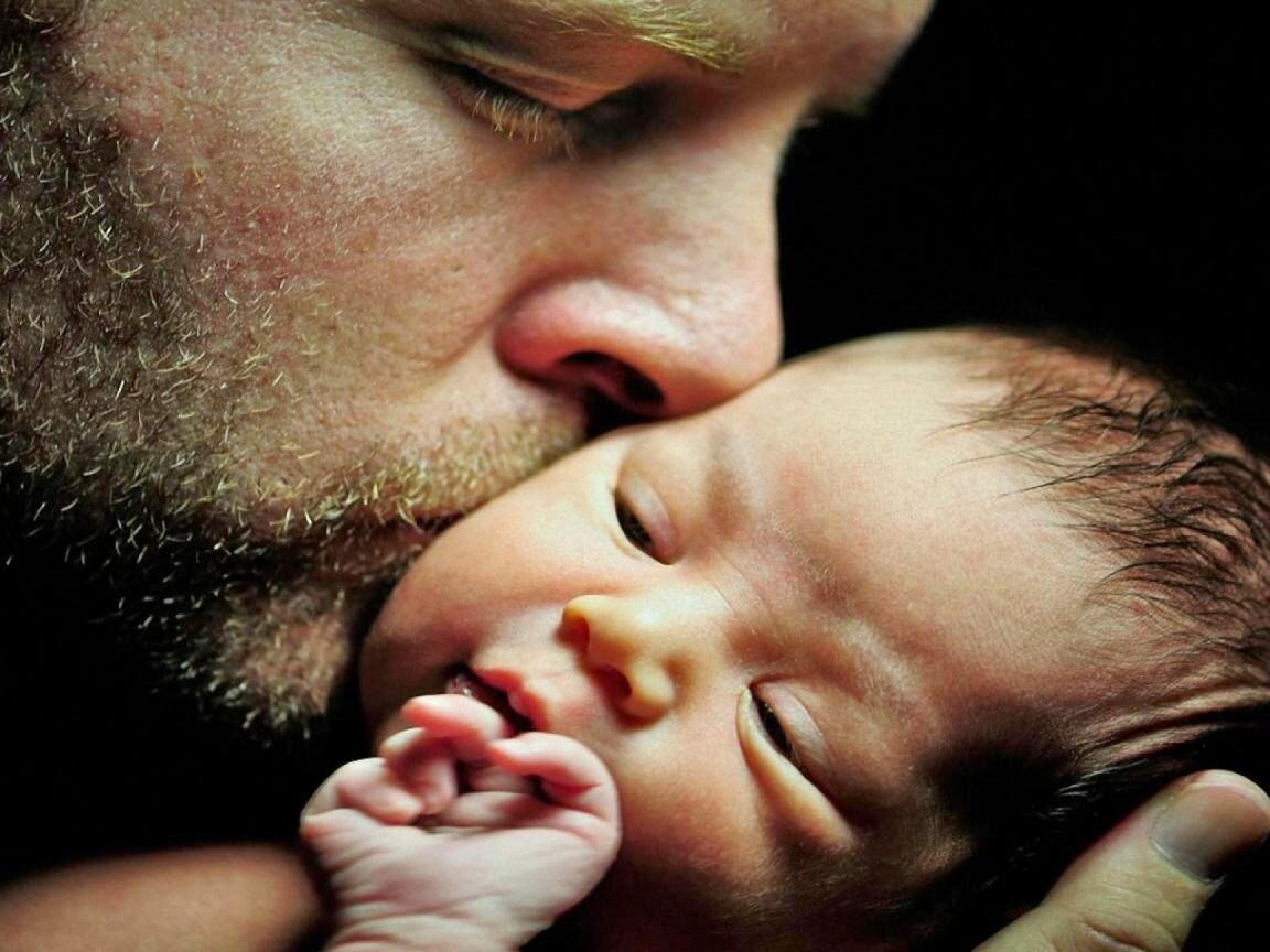 Глазками папа. Мужчина с ребенком. Быть хорошим отцом. Мужчина с ребенком на руках. Малыш целует.