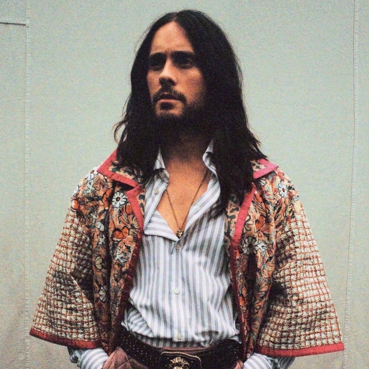 Оскароносный актёр и лидер группы 30 Seconds to Mars является лауреатом множества престижных наград, вроде MTV Music Awards и GQ Awards. Помимо актёрской и музыкальной деятельности, Джаред известен как успешный предприниматель, вегетарианец, поддерживающий защиту прав животных, филантроп, участвующий во многих благотворительных мероприятиях. Одним из главных достижений в карьере Джастина является победа в номинации "Оскара" за "Лучшую мужскую роль второго плана" в фильме "Далласский клуб покупателей".