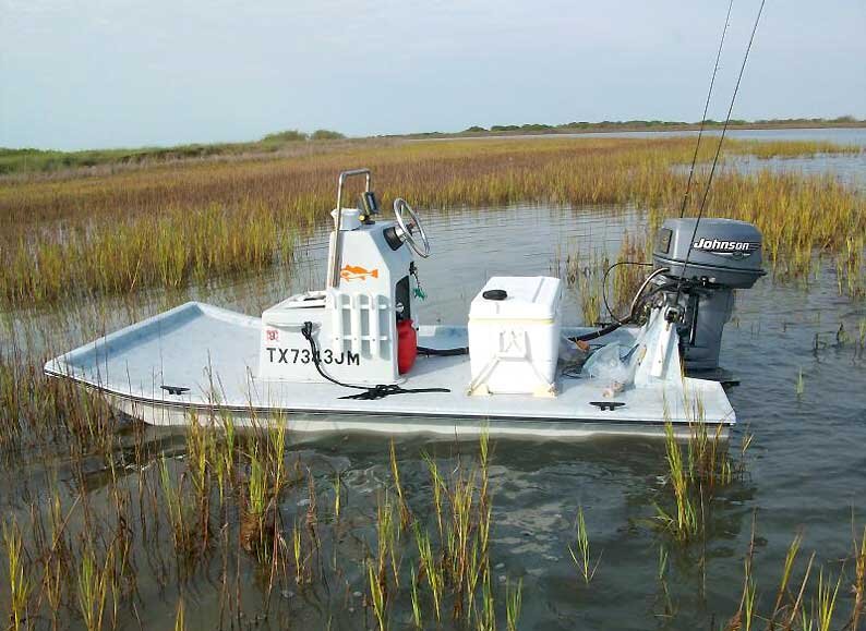 Плоская палуба – платформа лодки для мелководья Mowdy Boats модели S-10 длиной 3,2 м имеет текстурированное нескользящее покрытие.