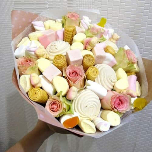 Съедобный детский букет выглядит очень аппетитно, поэтому обычно не задерживается в доме надолго.