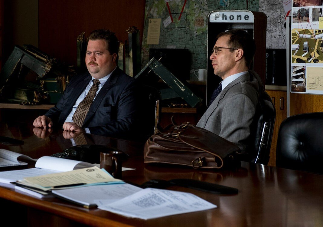 Пол Уолтер Хаузер и Сэм Рокуэлл - кадр из фильма "Дело Ричарда Джуэлла"