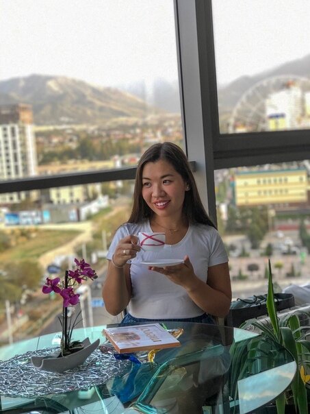 ИЗВЕСТНЫЕ ЛЮДИ ИЗ КАЗАХСТАНА (часть2)
⠀
Денис Тен - самый успешный и известный фигурист из Казахстана. Высшими достижениями в карьере: бронзовая медаль на зимних олимпийских играх в Сочи 2014, серебряная и бронзовая медали на чемпионатах мира по фигурному катанию в 2013 и 2015 года соответственно. Трагически погиб в возрасте 25 лет от ножевого ранения, которое ему нанес один из двух преступников, пытавшихся обворовать его автомобиль;
⠀
Ержан Максим - юный, талантливый вокалист, участник шоу Голос.Дети 2019. Широкую известность получил не только благодаря своему исполнению композиции Adagio, но и за счет дочери Алсу, которая выиграла финальное шоу, а результаты были признаны фальсифицированными;
⠀
Димаш Кудайберген - казахстанский певец с невероятным вокальным диапазоном, завоевал популярность как в Китае, так и в России;
⠀
Геннадий Головкин - известный профессиональный боксер. Знаменит своим фирменным брендом GGG, продающимся во всем мире;
⠀
Жамбыл Жабаев - казахстанский поэт, лауреат сталинской премии. Получил широкую известность благодаря своей поэме “Ленинградцы, дети мои” об осажденном городе. В его честь назван переулок в центральном районе Санкт-Петербурга и установлен памятник;
⠀
Бари Алибасов - известный продюсер создавший группу На-На;
⠀
Линда - российская исполнительница, родом из Чимкентской области;
⠀
Виктория Дайнеко - победительница шоу “Фабрика звезд - 5” родилась в Талдыкурганской области;
⠀
Яна Рудковская - российская телеведущая, продюсер Димы Билана и супруга Евгения Плющенко, родилась в городе Костанай;
⠀
Павел Прилучный - звезда молодежного сериала “Закрытая школа”, а также известен по фильмам “На игре" и “На игре 2”;
⠀
Сергей Лукьяненко - российский писатель, подаривший нам произведения: Дневной дозор, Ночной дозор и пр;
⠀
Сергей Зверев - звезда в шоке хоть и родился на территории России, вырос и получил образование: парикмахера, дизайнера и специалиста по макияжу в Казахстане;
⠀
Нурсултан Назарбаев - политик, дольше всех возглавлявших постсоветское государство. Пришел к власти в далеком 1989 году, ушел в отставку в 2019, совсем немного оставалось до 30-летнего юбилея управления государством.

#ВиталияХон_Казахстан #путешествие #путешествия