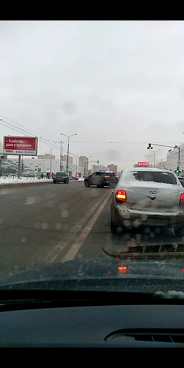 Как видите стрелка уже не горит, до перекрестка еще метров 30, но эта МАДАМ разворачивается.