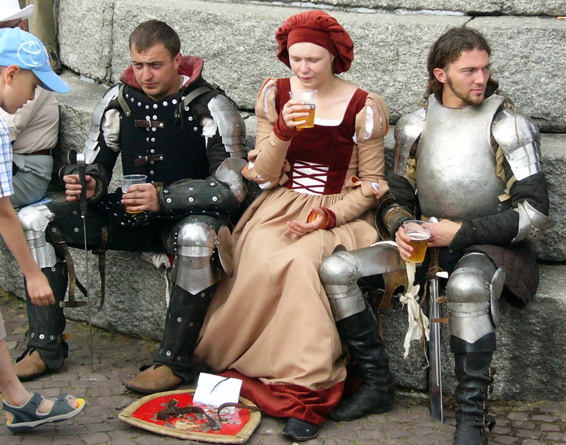 Обычный день из жизни рыцаря - алкоголь, женщины и сбор подати. Источник: joyreactor.cc