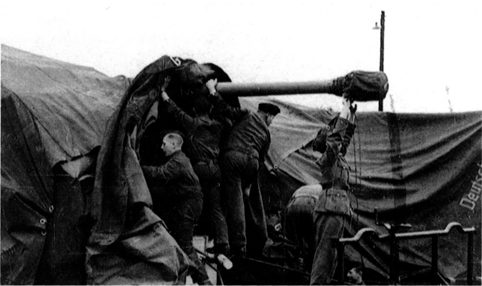 Первые тигры 501-го разгружают в августе 1942 года. Они специально покрыты чехлами, чтобы соблюдать секретность танка.