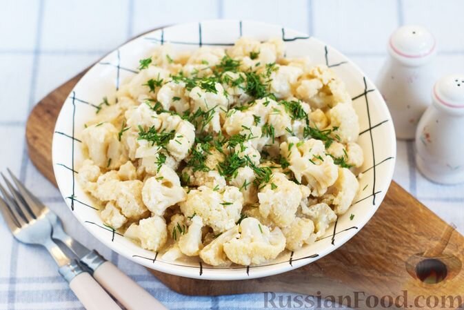 капуста цветная, лук репчатый, сметана, масло растительное, масло сливочное, соль, перец чёрный молотый, зелень укропа