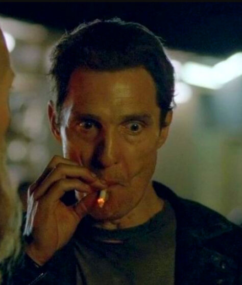 Нервно курит