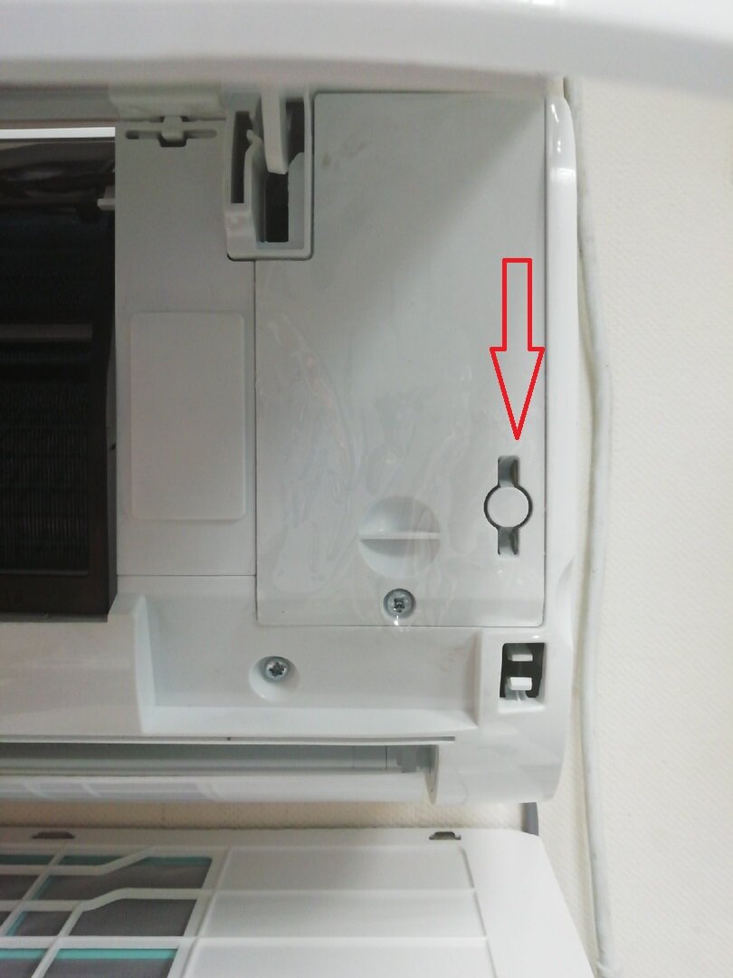 кнопка включения и отключения кондиционера на корпусе внутреннего блока сплит системы