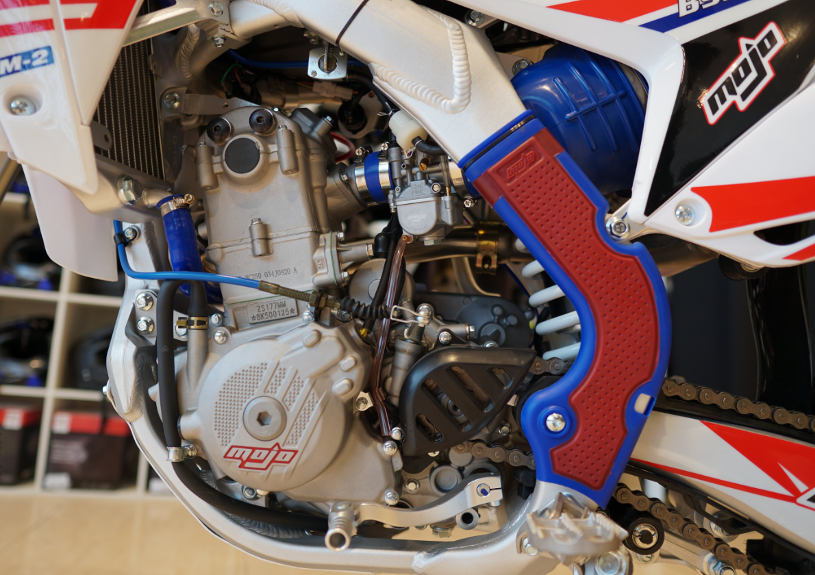 Рама и маятник изготовлены из алюминиевого сплава, сварные соединения высокого качества. Рама имеет алюминиевую защиту двигателя. Сердцем этого мотоцикла является мощный двигатель с водяным охлаждением.