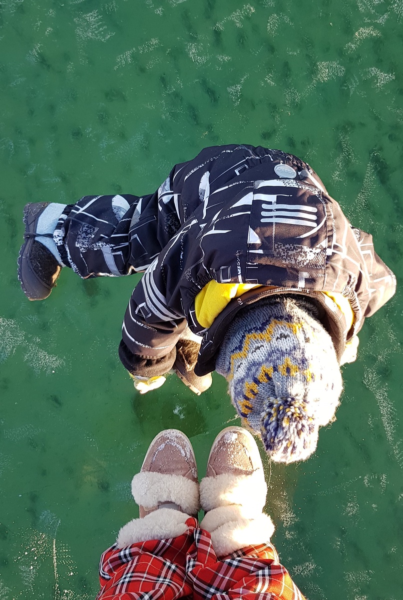 Лёд реально холодный - утепляйте ноги!