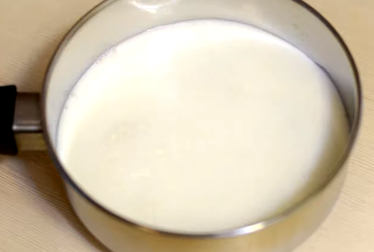 В кастрюлю влить 2 стакана молока и поставить её на огонь. Жирность молока не имеет значения и никак не повлияет на вкус.