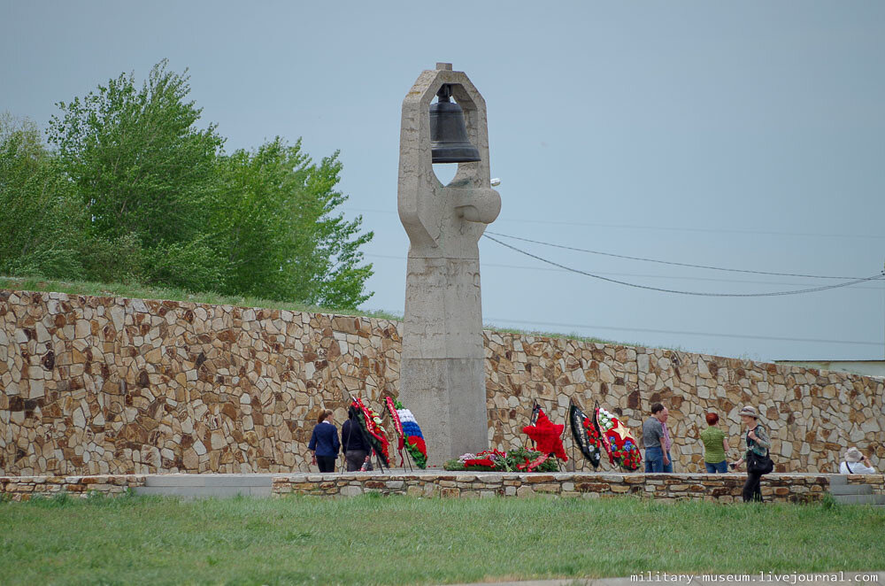 2. Эта "скорбящая" фигура один в один повторяет виденную мной ранее в Лондоне, в саду Имперского военного музея