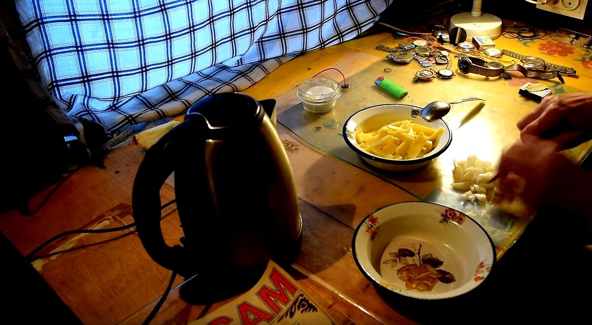 Чайник как правило используется вместо кастрюли