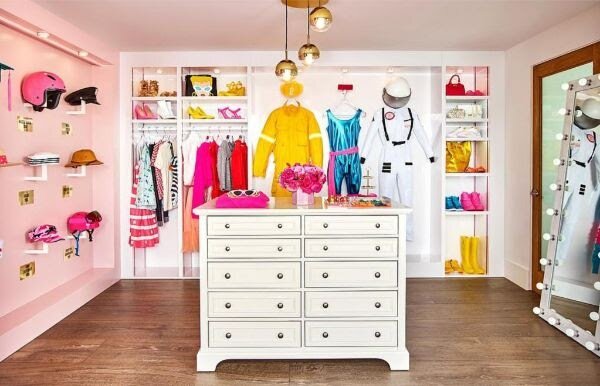 Гардеробная комната. Можно увидеть на фото костюм космонавта и пожарного.