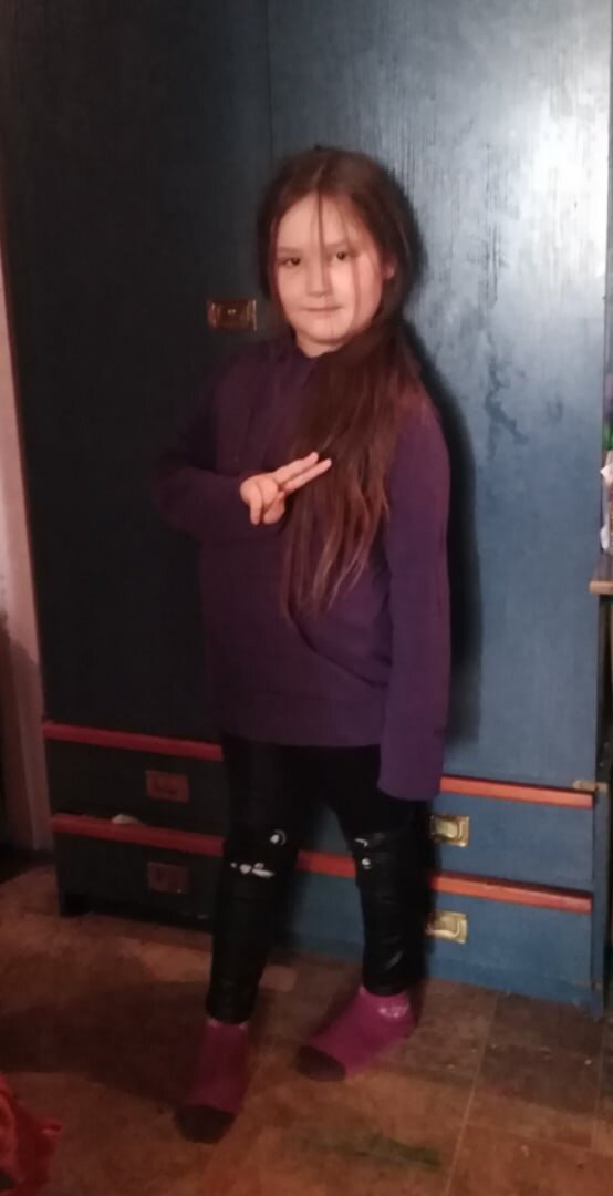 А это заодно. На фоне шкафа, в котором на днях планируется большая ревизия. Волосы на лице заявлены как часть образа, часа два она так ходила