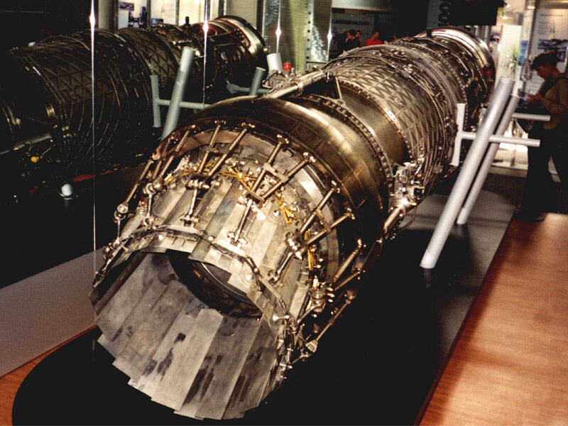 Двигатель EJ200 , демонстрация изменяемого вектора тяги (источник: Яндекс картинки) .