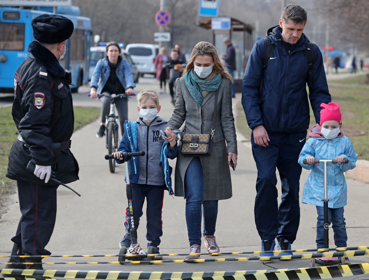 Ребенок вышел на улицу. Прогулка на улице с детьми. Дети с родителями на улице. Дети улицы. Прогулка с детьми в Москве.