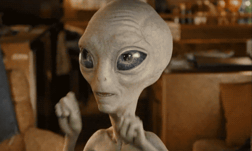 10.Пол:Секретные матерьяльчик.Два английских гика отправляются на одно из самых значимых фанатских событий в области фантастики - конвент ComicCon в Америке. По пути, неподалёку от известной Зоны 51, они встречают сбежавшего инопланетянина по имени Пол, который просит помочь ему добраться домой.