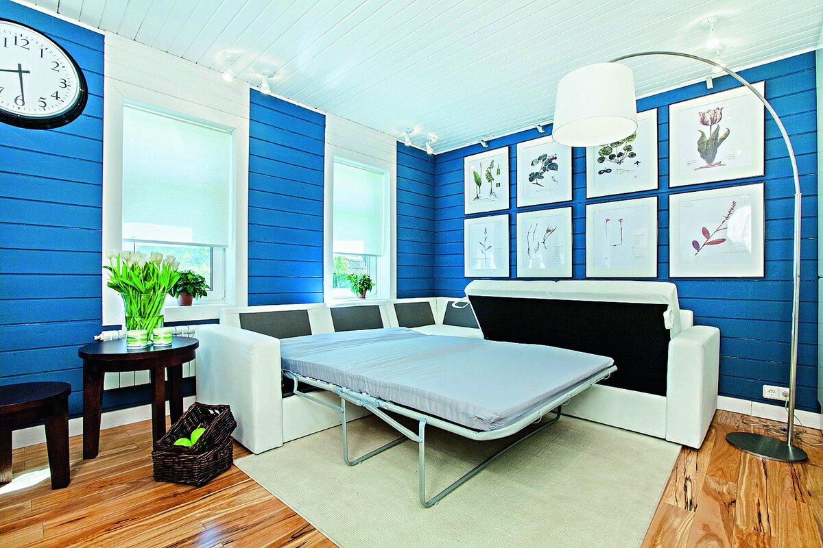 Для зоны отдыха выбрали угловой трехсекционный диван модульной конструкции. Подушки спинки закреплены на каркасе, что позволяет легко разложить диван.