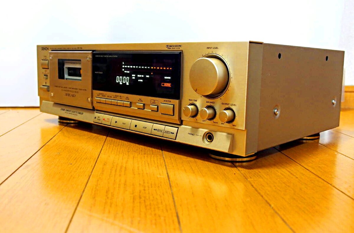Вид сбоку на кассетную деку Denon dr-70