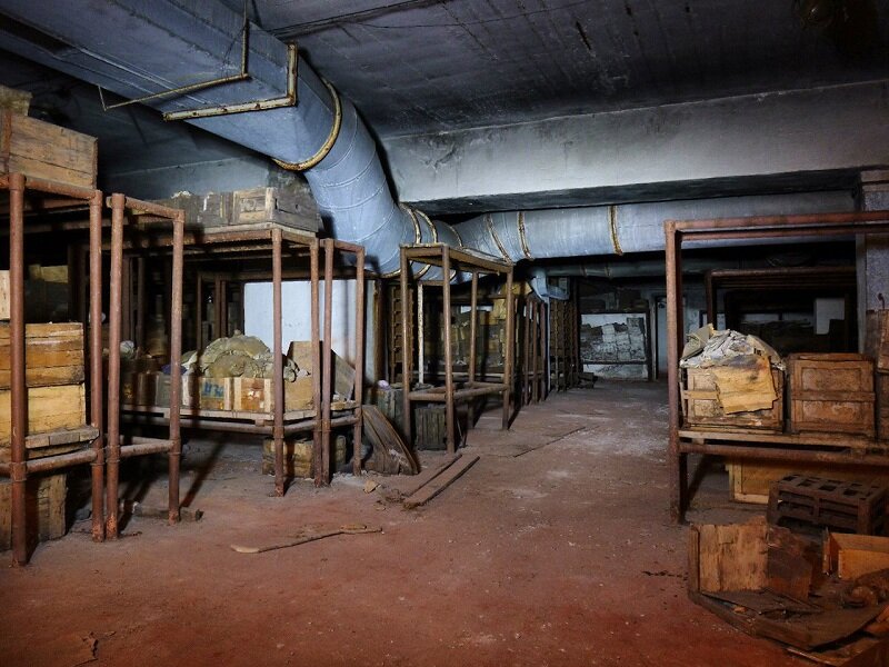 Забытое убежище Геологического института с образцами пород, дизелем и лифтами