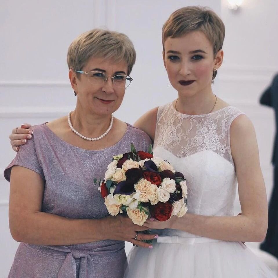 Кира с мамой в день свадьбы