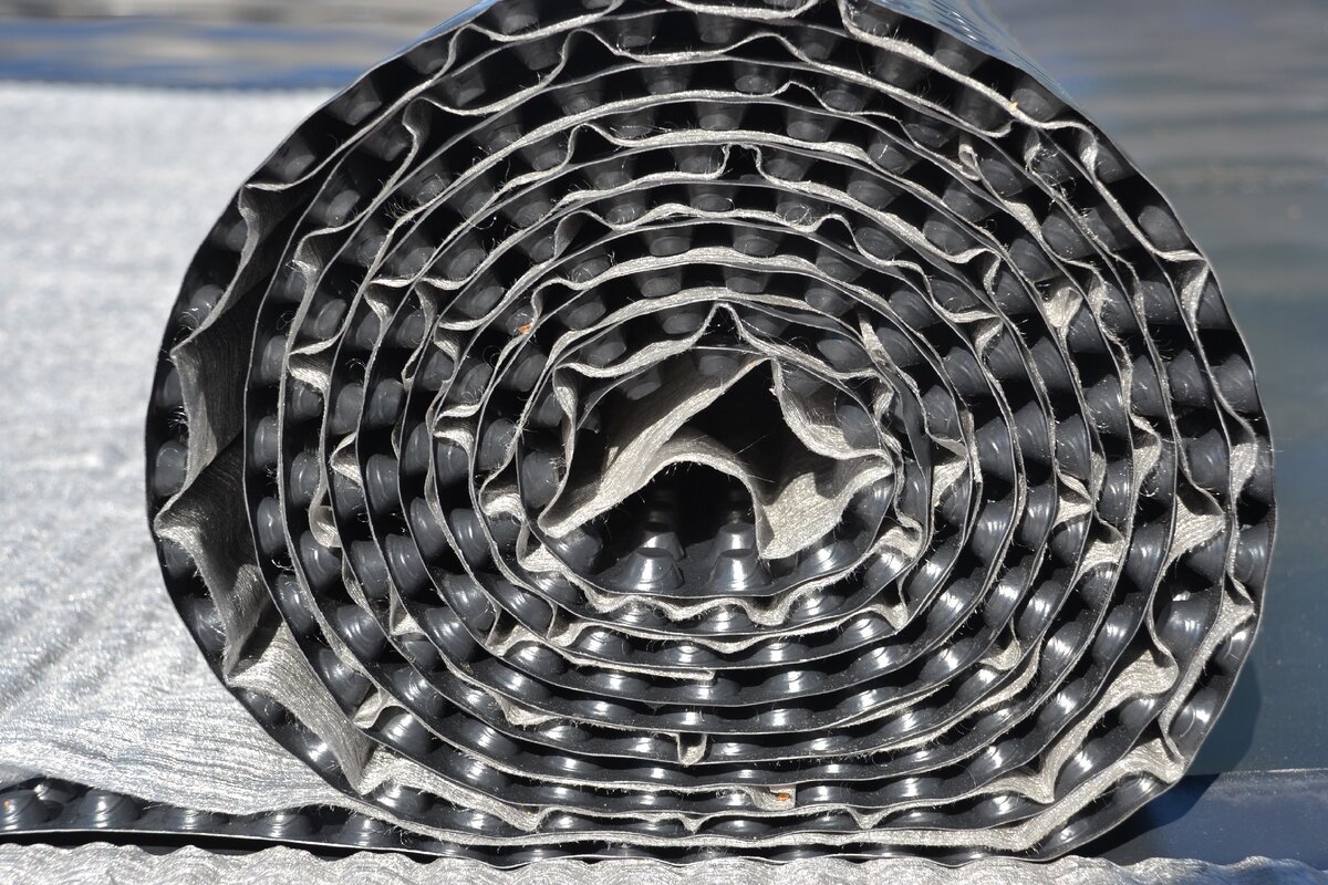 В любой "зеленой " кровле нужно использовать дренажный и водоотводящий слой из профилированной мембраны с геотекстилем.