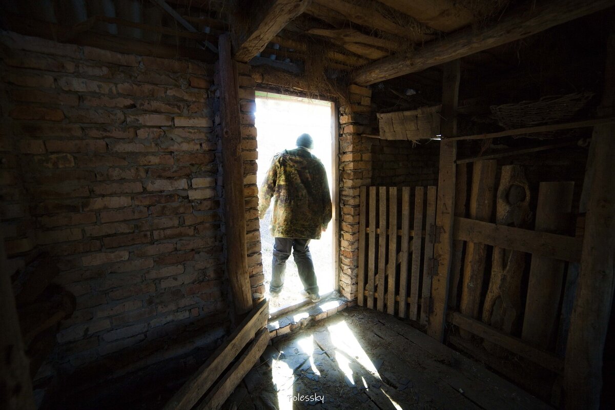 Путешествие в Чернобыльское село: заброшенные дома без замков. Фото