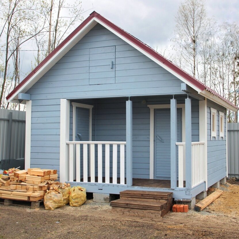 Более эстетичный вариант бани. Благодаря окрашиванию, дерево получило дополнительную защиту от ультрафиолета и влаги. 