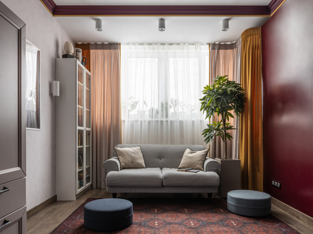 Гостиная. Диван, “ОГОГО обстановочка!”; стеллаж, IKEA; пуф, Innovation Living; бра, Parma; точечные накладные светильники, Lightstar; вазы, H&M Home; декоративные подушки, Zara Home.