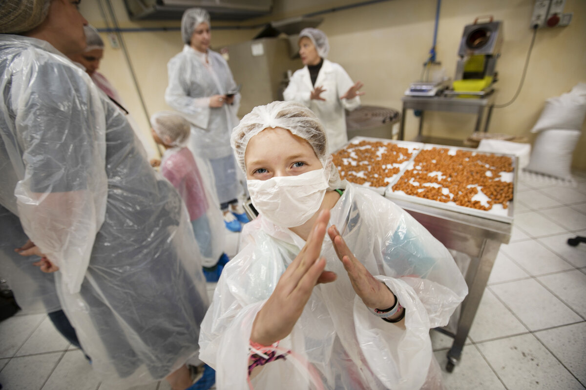 Посещение фабрики лесного ореха во время семейного тура Italia Per Famiglie.