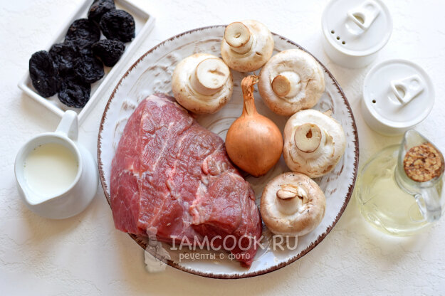 Картофель с грибами мясом и черносливом в горшочках