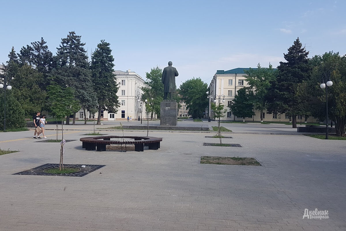 На фотографии мы находится в центре Октябрьской площади