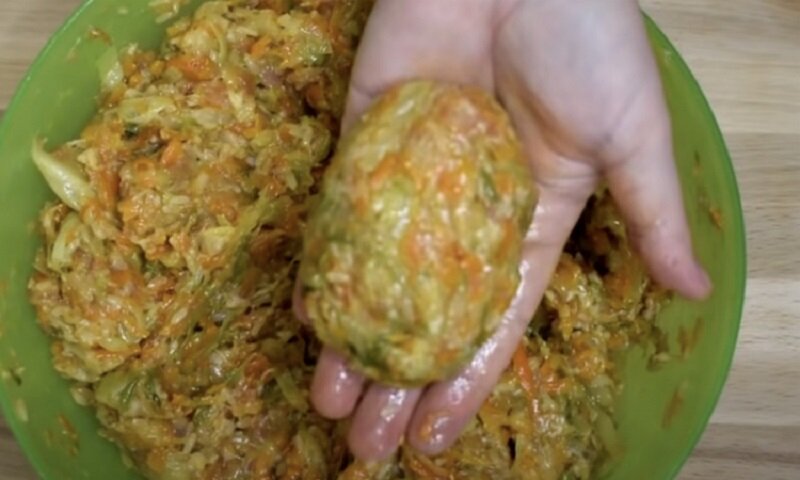 Котлеты залить соусом и поставить в духовку – получаем очень вкусное и сытное блюдо