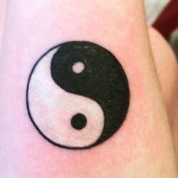 Гармоничное сочетание: значение татуировки Инь-Ян